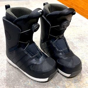 Boys Salomon snowboard boots size 5